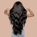 Parrucca lunga, ondulata e stratificata di colore marrone scuro